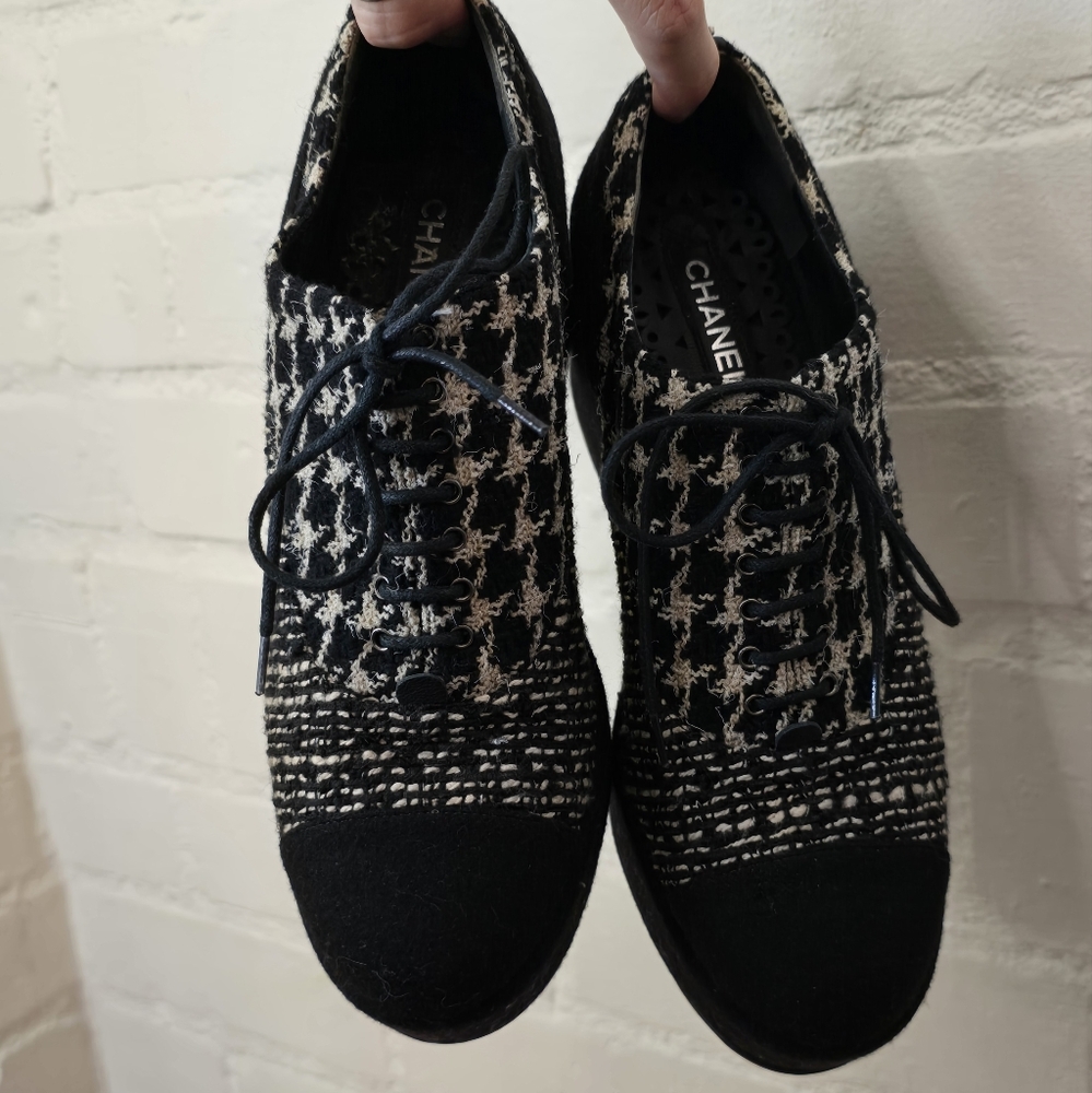 SOLD 💔 Chanel Tweed Lace Up Platform Oxford Shoes - Picture 16 of 17